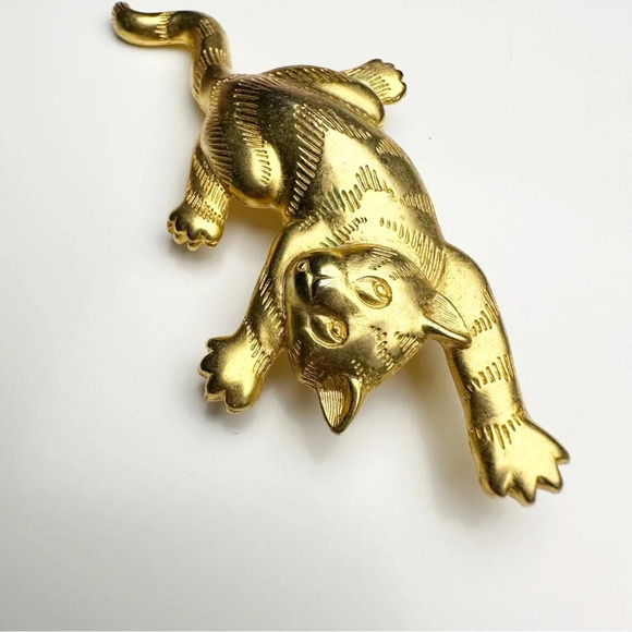 Vintage 1980’s JJ Cat Brooch Brooch Pin Gold Tone  Cat Mom Cat Lover Hanging Cat - Picture 4 of 11